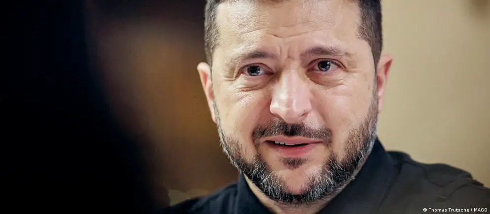 Президент Украины заявил о цели увеличить удары дронами по России до 1000 в день и обсудил меры по наращиванию вооружения; упомянуты контакты с США и визит в Москву.