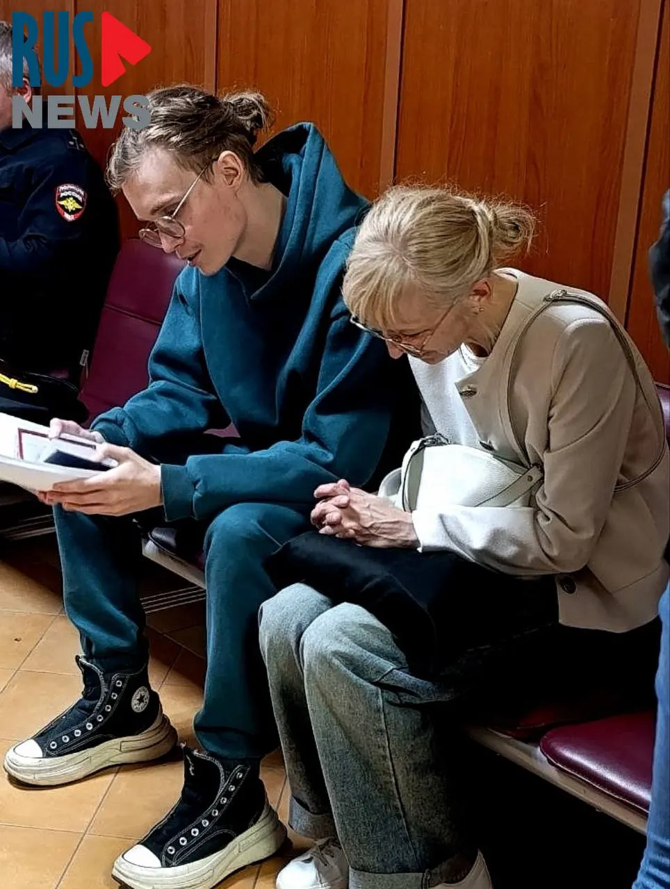 Сторонник партии «Яблоко» Артём Кузнецов арестован на 14 суток в Москве после акции возле Верховного суда.