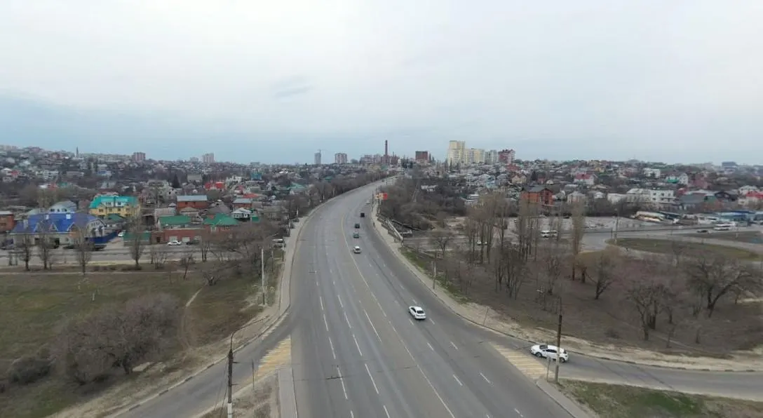 На путепроводе рядом с Вогрэсовским мостом будут поочерёдно перекрывать движение в течение месяца; ранее вводился режим повышенной готовности из‑за опасений возможного обрушения.