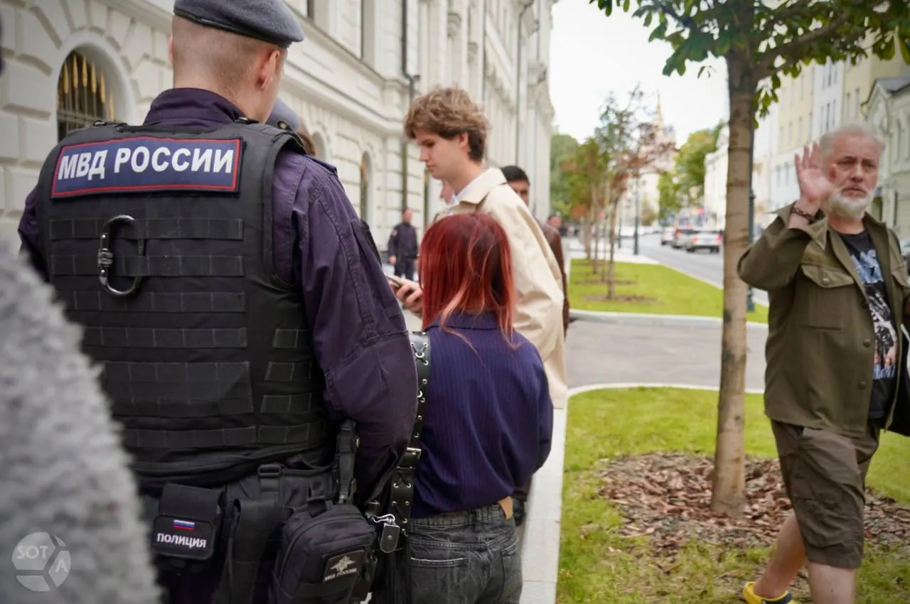 По словам задержанной, паспорт пролили кофе, документ в таком состоянии, как утверждает она, находится около двух лет; вместе с ней в автозаке находились еще двое задержанных: одному — 17 лет, паспорта с собой не было; второго задержанного якобы избивали и силой заталкивали в автозак; также у задержанных отобрали телефоны.