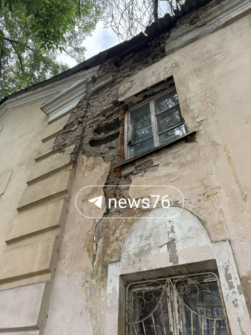 Здание на улице Свердлова признано аварийным и расселено; участок огорожен сигнальной лентой, на месте планируется новая застройка.