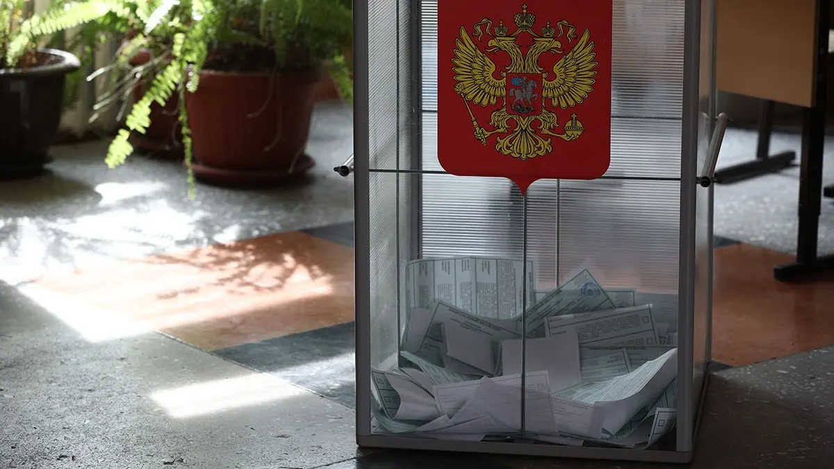 Избирательные комиссии восьми регионов зарегистрировали 39 кандидатов в губернаторы. Кампания идёт параллельно выборам в Госдуму; регуляторные процессы демонстрируют снижение интереса малых партий к участию и случаи снятий с гонки.