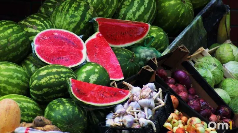 Покупайте арбузы и дыни только в официальных точках продаж. Разрезанные плоды могут содержать вредные микроорганизмы, поэтому избегайте дегустации на месте и соблюдайте санитарные нормы.
