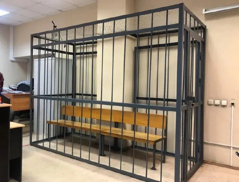 Злоумышленники под видом сотрудников правоохранительных органов инсценировали задержания, похищали людей и требовали миллионы рублей; суд вынес суровый приговор организатору и рассмотрел дела сообщников.