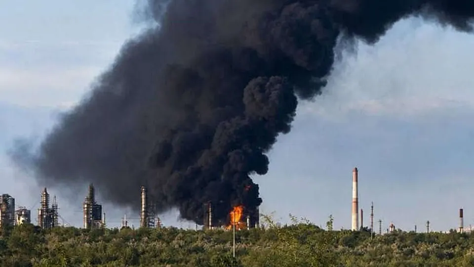 Украинские беспилотники якобы атаковали нефтеперерабатывающий завод в Сызрани; произошёл пожар, официального подтверждения пока нет; ночью в регионе фиксировались тревоги и новые эпизоды с дронами.