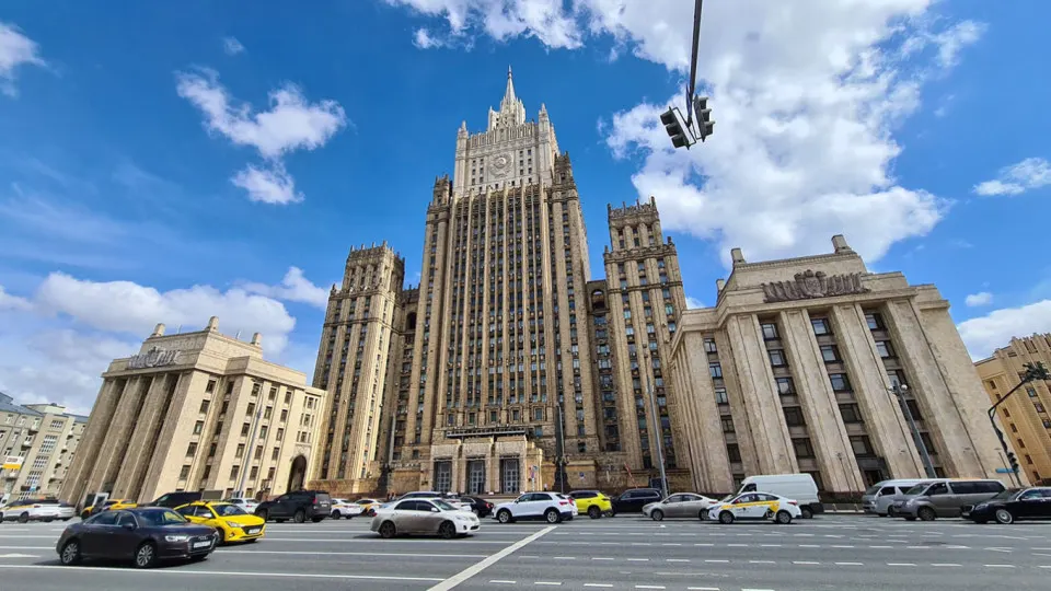 Москва настаивает на устранении корневых причин кризиса и продолжении дипломатического урегулирования, заявляя, что заморозка боевых действий невозможна без решения корневых вопросов.