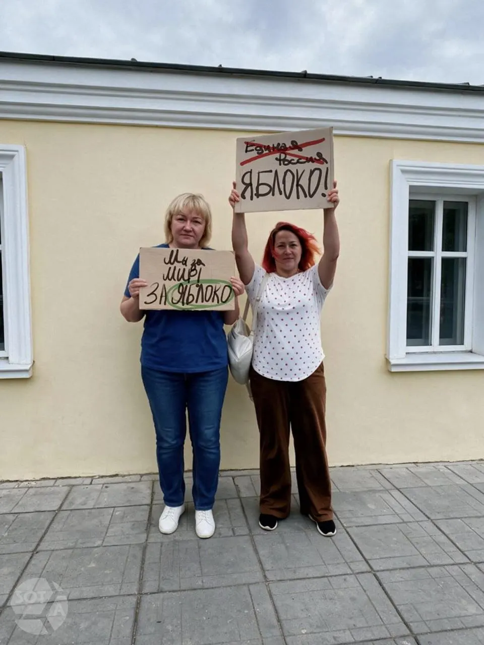 На Сусанинской площади в Костроме две женщины выразили поддержку партии «Яблоко»; Верховный суд отменил регистрацию федерального списка на выборы и повлиял на кампанию в регионе.
