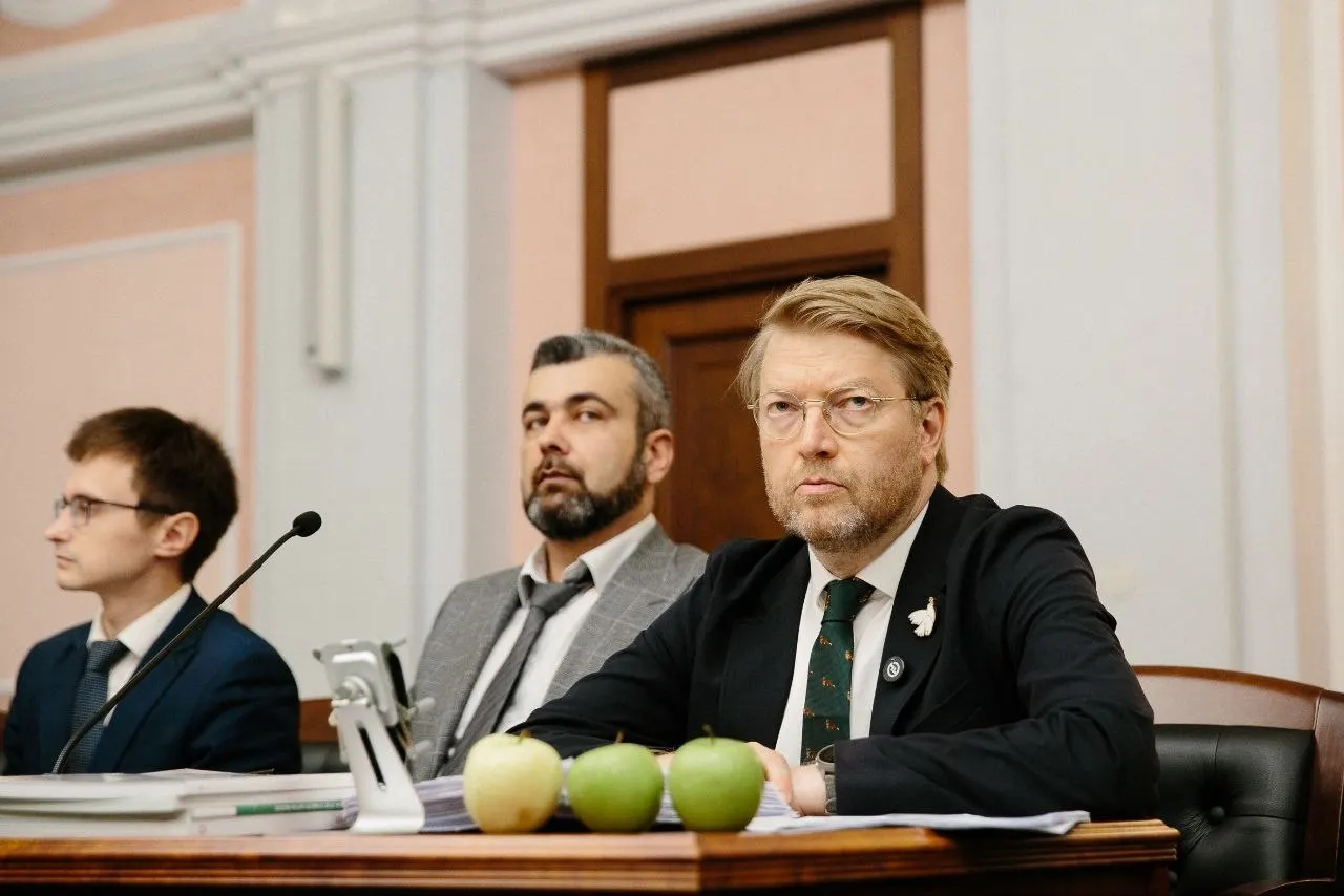 Слушание касается иска о нарушении авторских прав и влияния на электоральный процесс, включая спорные вопросы по призыву к прекращению огня и работе над логотипом.