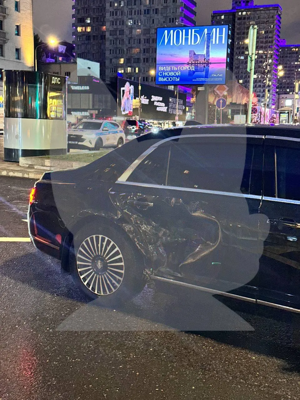 По предварительным данным, автомобиль Aurus Senat, зарегистрированный на Леонида Слуцкого, столкнулся с мотоциклом; погибла женщина на мотоцикле.