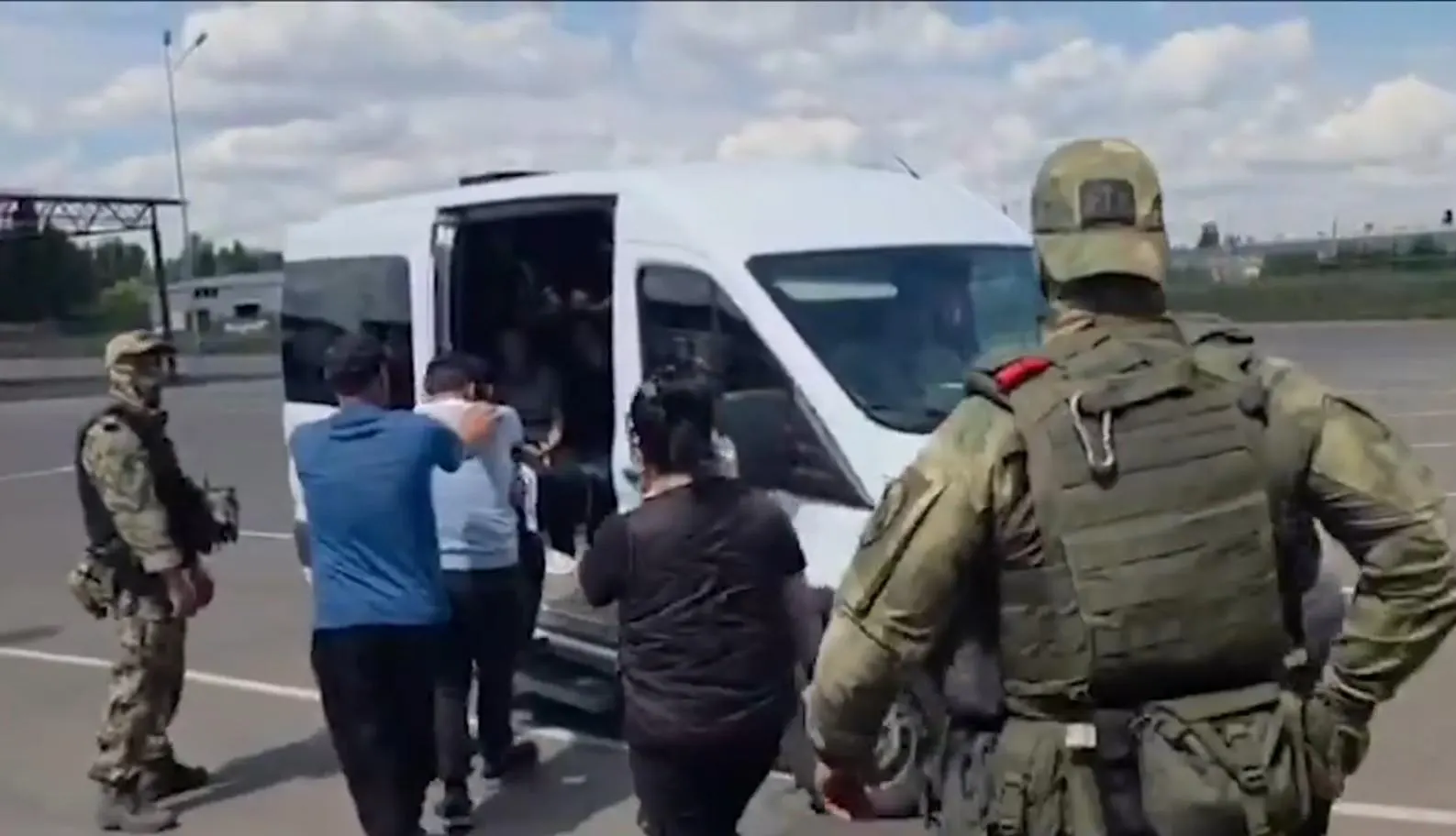 По итогам рейдов на стройках и в заведениях общепита в Воронежской области планируется выдворить 15 мигрантов.