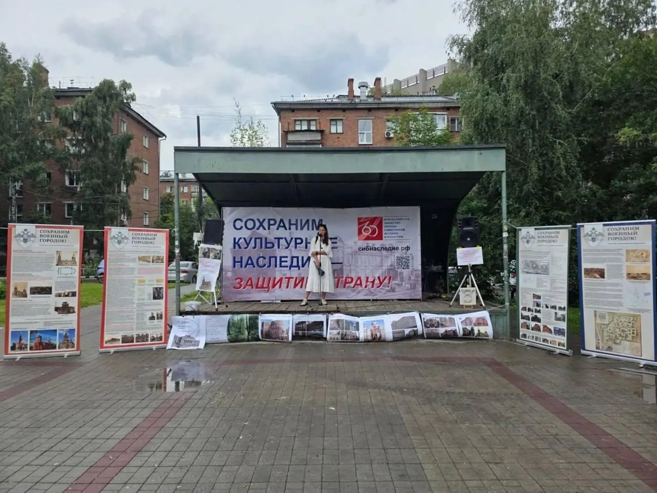 Десятки жителей вышли на акцию против передачи полномочий по исключению объектов культурного наследия региону; градозащитники предупреждают о рисках для исторических зданий и возможных сносах.