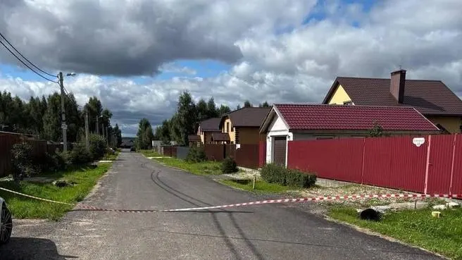 В Раменском районе Подмосковья на частной территории лежит упавший беспилотник. Инцидент произошёл ещё в воскресенье. Территорию охраняют, сапёры пока не прибыли; власти намерены осмотреть и обезвредить устройство.