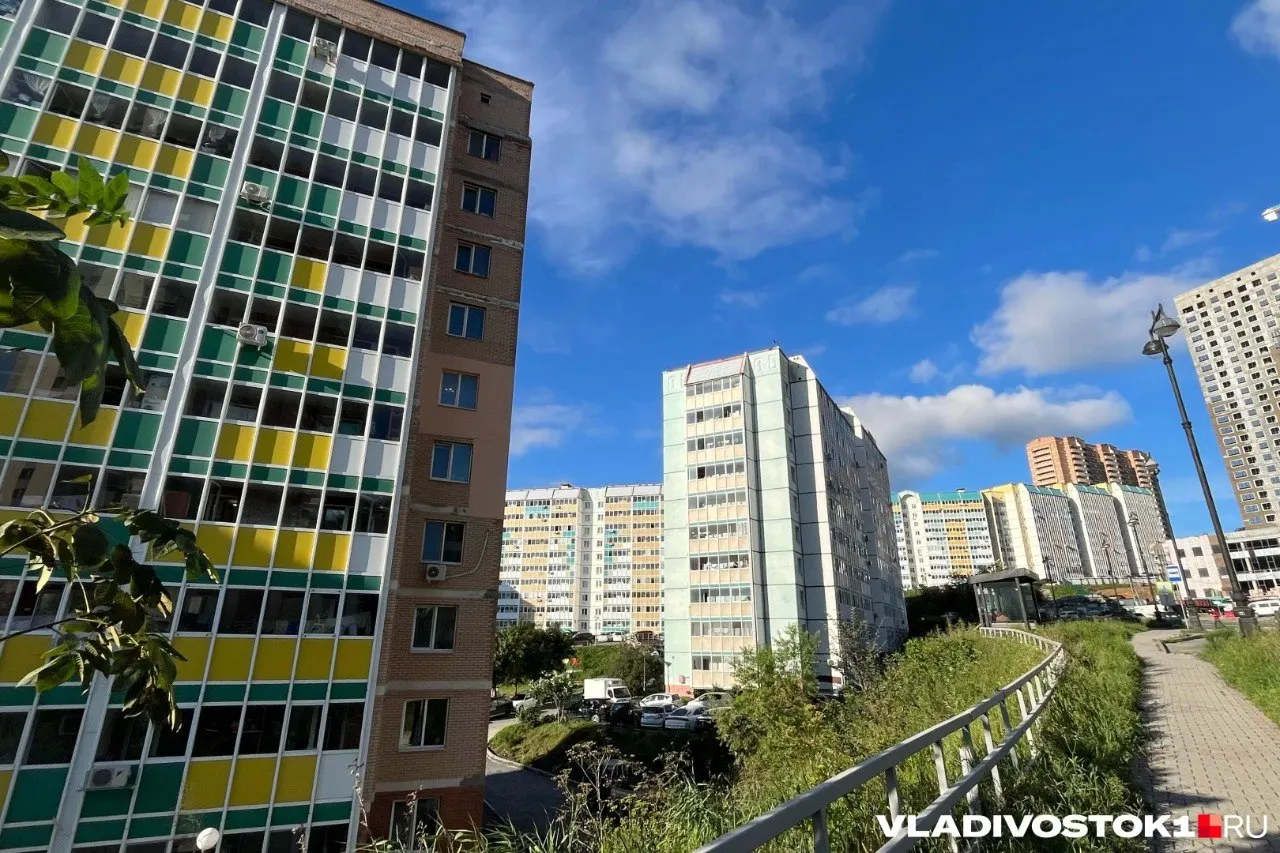 В июне Владивосток возглавил рейтинг роста цен на жилье: наценка составила 4,4%, почти вдвое выше московских темпов. В исследовании упомянуты 68 городов, где цены растут не так быстро.