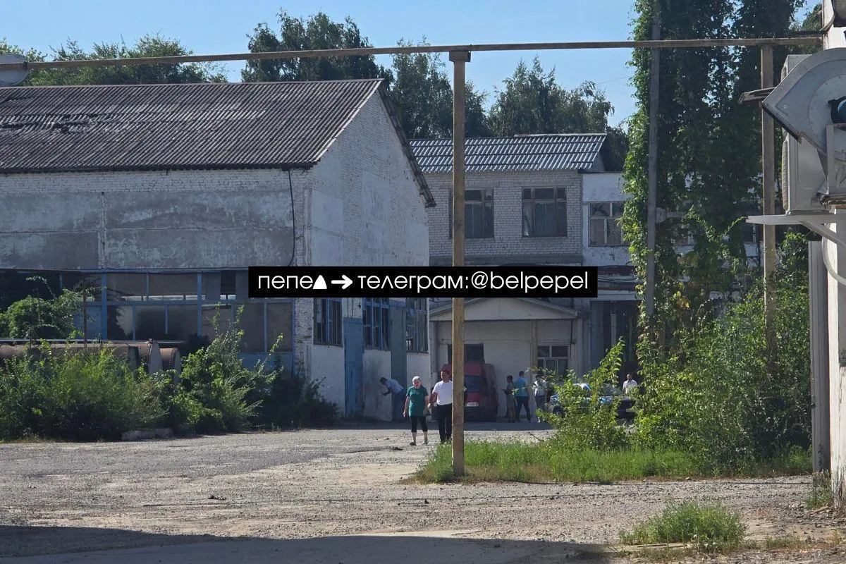 Беспилотник рухнул на территории бывшего завода на улице Пугачёва в Белгороде; по предварительным данным, ранены два человека.