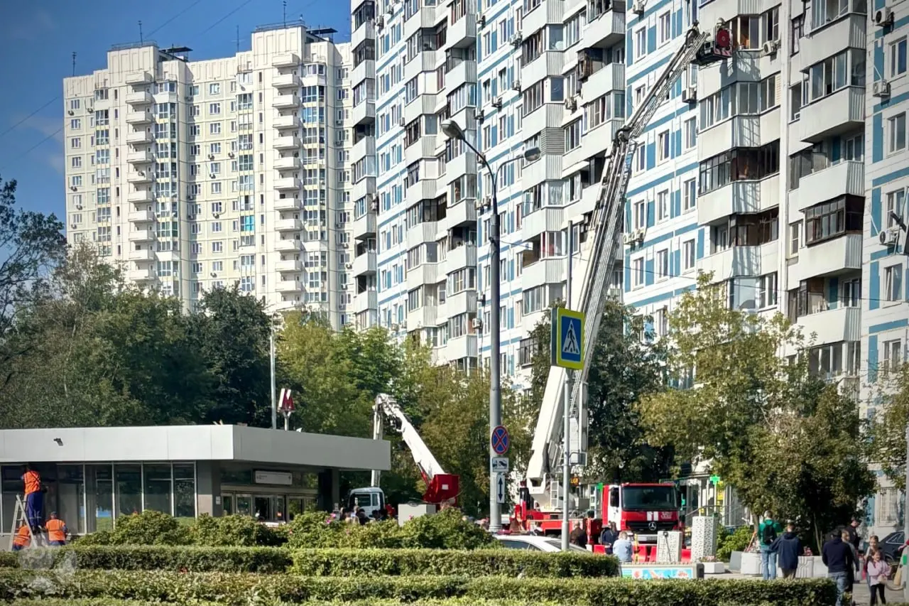 Очевидцы сообщили об разбитом стекле в вестибюле станции Аннино и вокруг близлежащего дома после инцидента с беспилотниками; происшествие зафиксировано утром 16 августа.