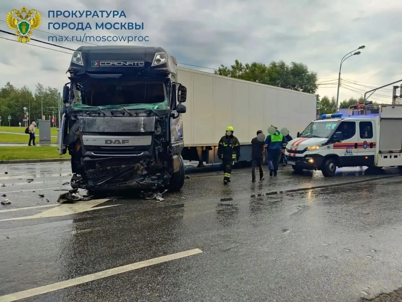 Пешеход погиб, пятеро пострадали в ДТП с участием автобуса и фуры на северо-востоке Москвы; на месте работают полиция и экстренные службы.