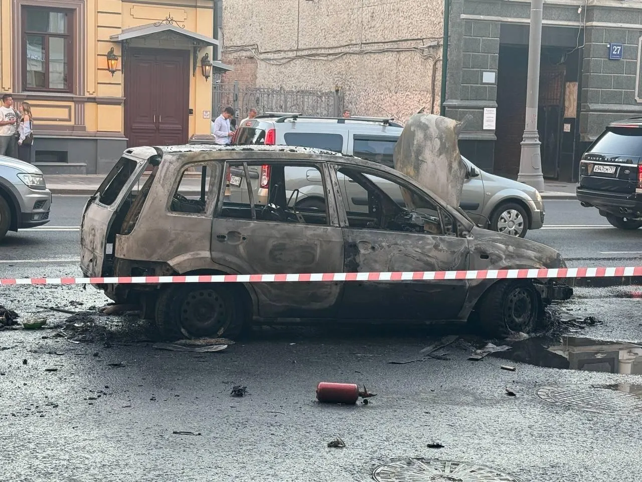 Автомобиль на улице Долгоруковской в Москве сгорел дотла; водитель сумел выбраться.