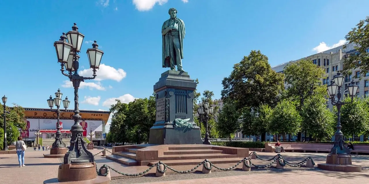 Столичные власти объявили общегородское голосование по переносу памятника Александру Пушкину в Пушкинский сквер на Пушкинской площади, что пройдет за месяц до выборов.
