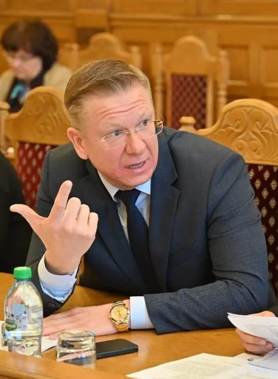 Прокуратура возбудила административное дело против депутата за нападение на журналиста; дело передано мировому судье, журналист сообщил об инциденте и угрозах.