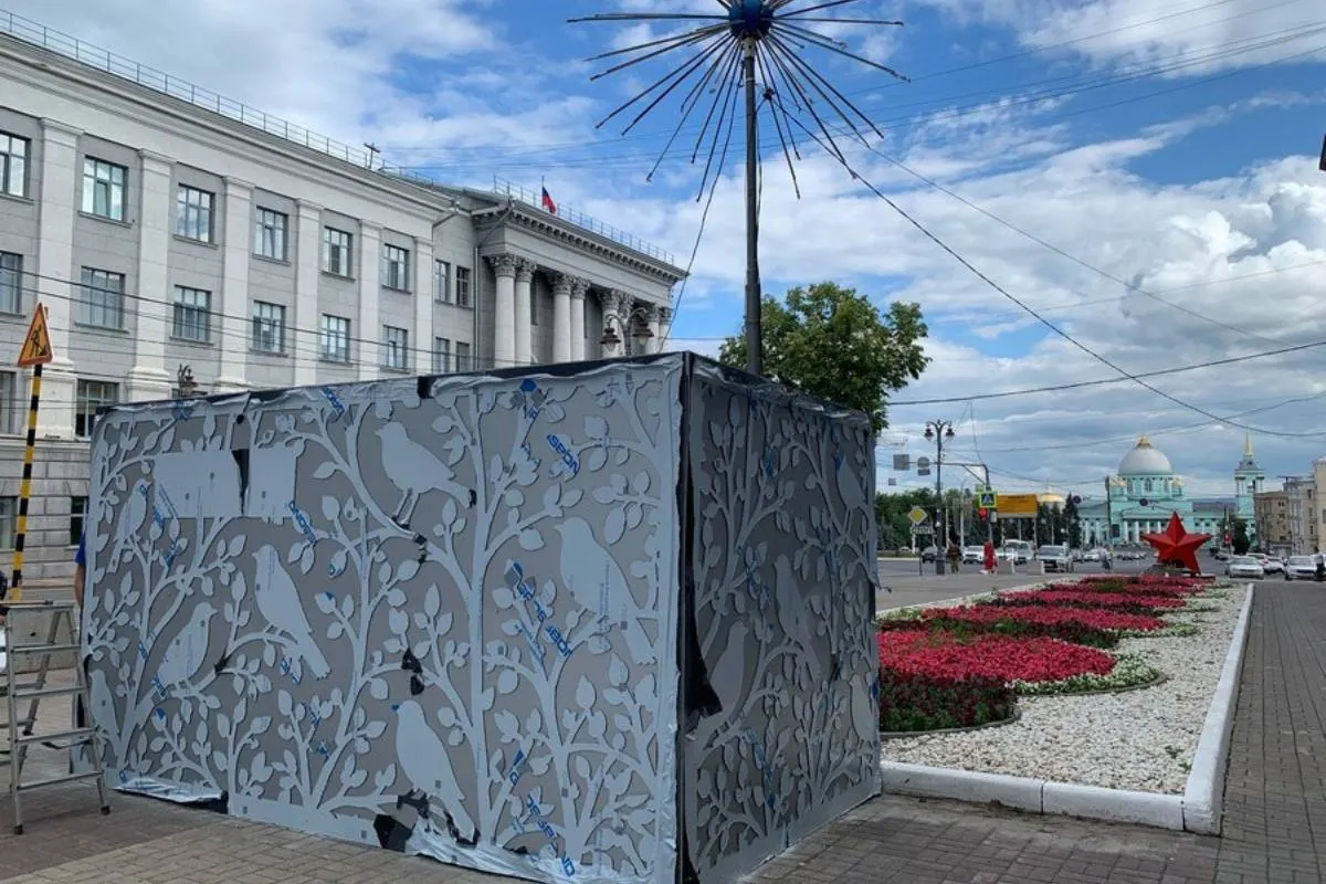Курск стал площадкой для граффити на укрытиях возле остановки «Гостиница Центральная». Обсуждают конкурс эскизов.