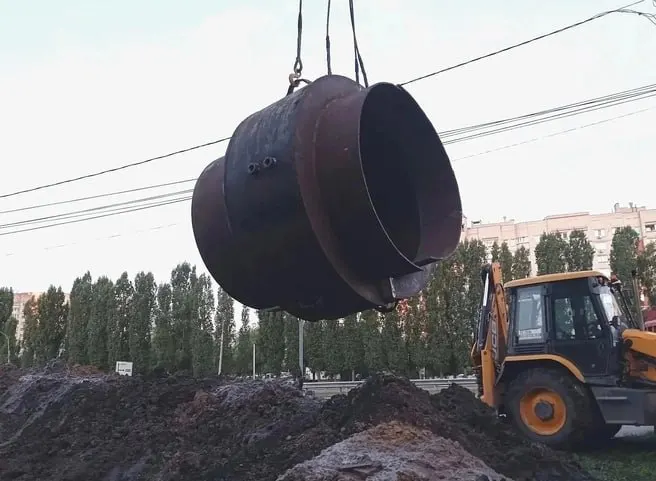 Из-за повреждения водовода диаметром 1000 мм на Московском проспекте ограничено водоснабжение в Коминтерновском и Центральном районах; работы продолжаются, без воды остаются сотни домов.