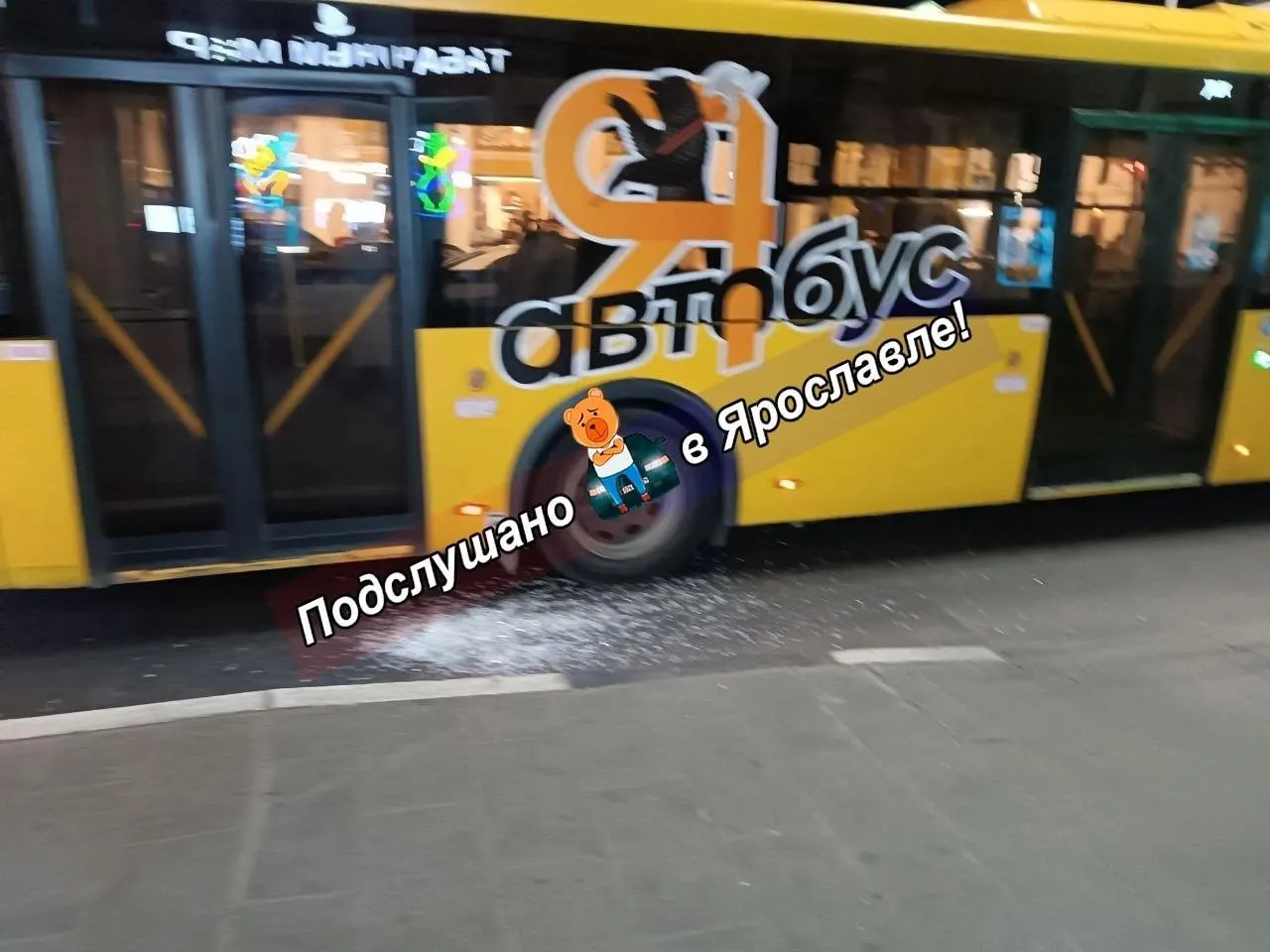 На маршруте №8 мужчина выбил стекло передней двери, пострадавшему оказали медицинскую помощь. Комментарий дал Минтранс.