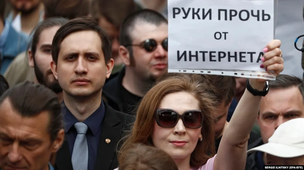 Роскомнадзор расширил блокировки VPN-сервисов, затронув IP-адреса десятков хостингов. Зафиксированы технические сбои у отдельных сервисов обхода блокировок; аналитики предупреждают о возможности повторных ограничений.