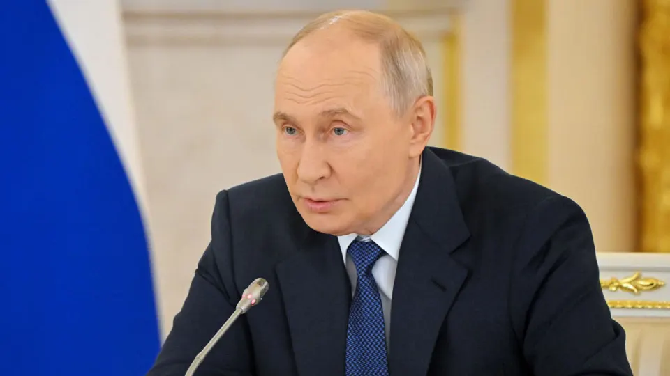 Президент распорядился подготовить комплекс мер по восстановлению пострадавших логистических узлов и инфраструктуры на фоне атак; обсуждение прошло на заседании Совета по стратегическому развитию и нацпроектам, затрагиваются последствия для крупных складских комплексов.