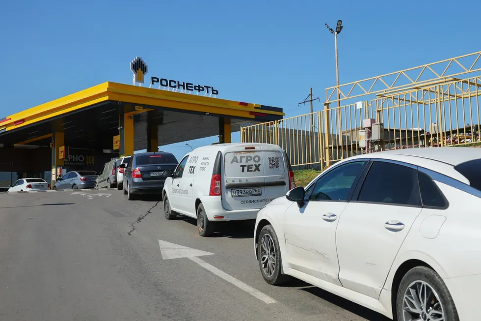 В августе в России зафиксирован рост цен на топливо, введены местные лимиты на продажу и перебои в поставках. Импорт топлива активизируется, региональные НПЗ работают с ограничениями, ситуация продолжает развиваться.