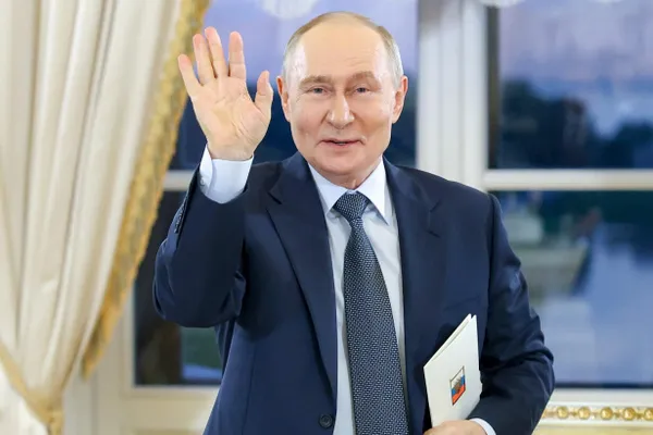 Президент РФ прибыл в Улан-Удэ и примет участие в заседании президиума Госсовета по развитию городского транспорта.