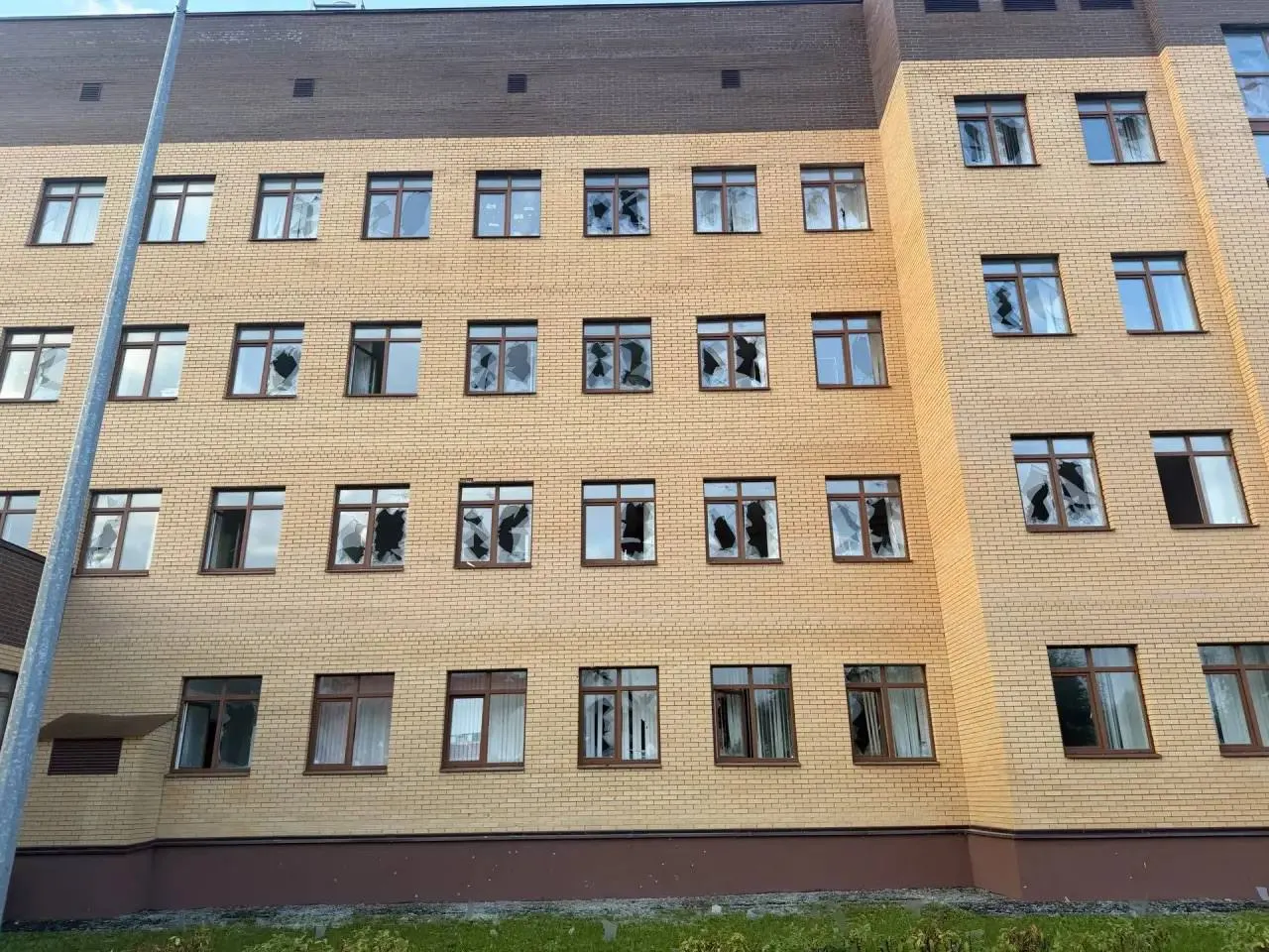 После атаки беспилотника в Павловском Посаде пострадала поликлиника: выбиты окна, пострадали два кабинета, детское отделение не затронуто. Учреждение продолжает работать; приостановлена только физиотерапия.