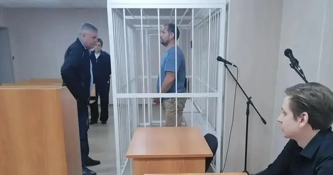 Дело об убийстве 20-летнего парня, расследуемое с 2003 года, продолжает развиваться: подозреваемого привезли в Новосибирск и поместили под стражу.