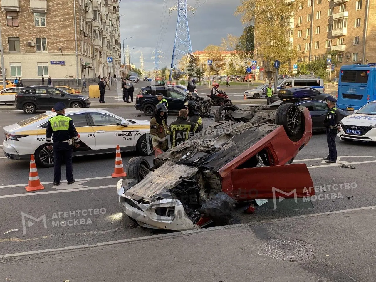 На Каширском шоссе в Москве произошло смертельное ДТП: столкнулись три авто, погиб водитель BMW.