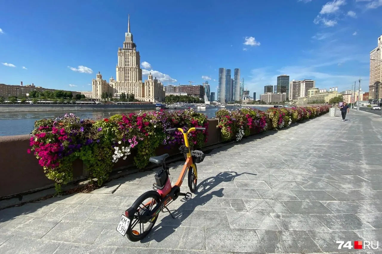 Фоторепортаж о контрастах столицы: блеск и тени Москвы, летний характер города и его неожиданные детали.