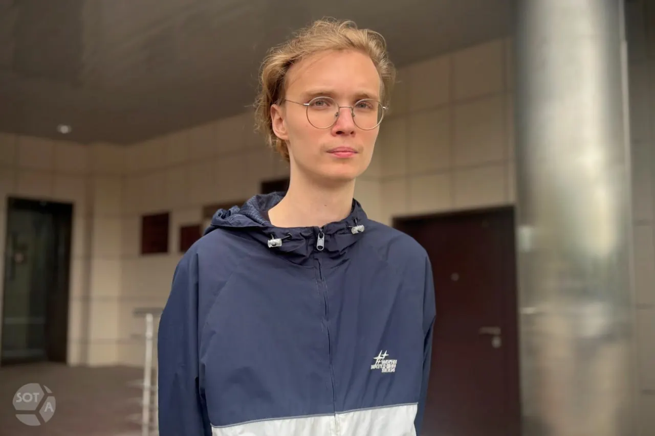 20-летний Артем Кузнецов получил 14 суток ареста за участие в несогласованной акции возле Верховного суда Москвы.