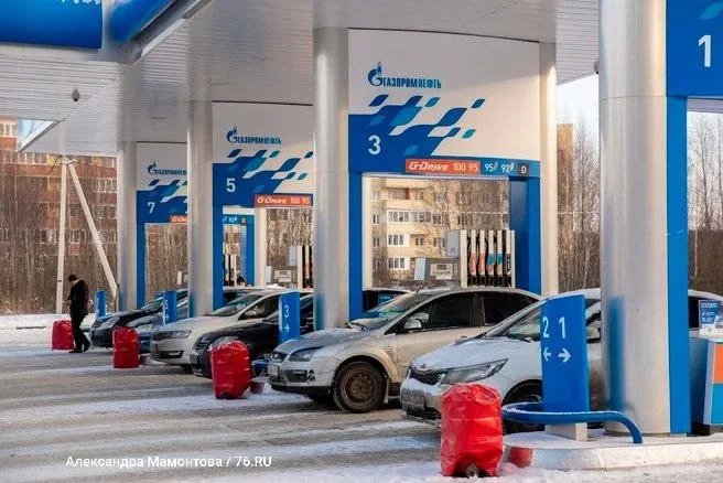 Газпромнефть сняла лимиты на заправках в Петербурге и Ленинградской области; клиенты могут заправлять любой объём топлива и расплачиваться после заправки. Лимиты сняты также и в Москве, Московской области и ещё в девяти регионах.