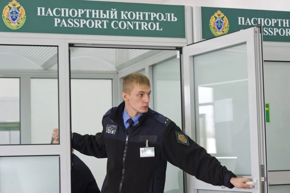 Истории людей о досмотрах, допросах и проверках на пограничных пунктах: как воспринимают меры безопасности и как они влияют на повседневную жизнь.