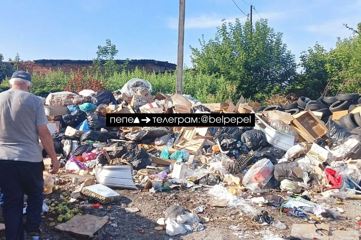 Жители приграничного региона сообщают о многодневных задержках вывоза отходов, которые накапливаются на улицах, при этом начисления за коммунальные услуги продолжаются.