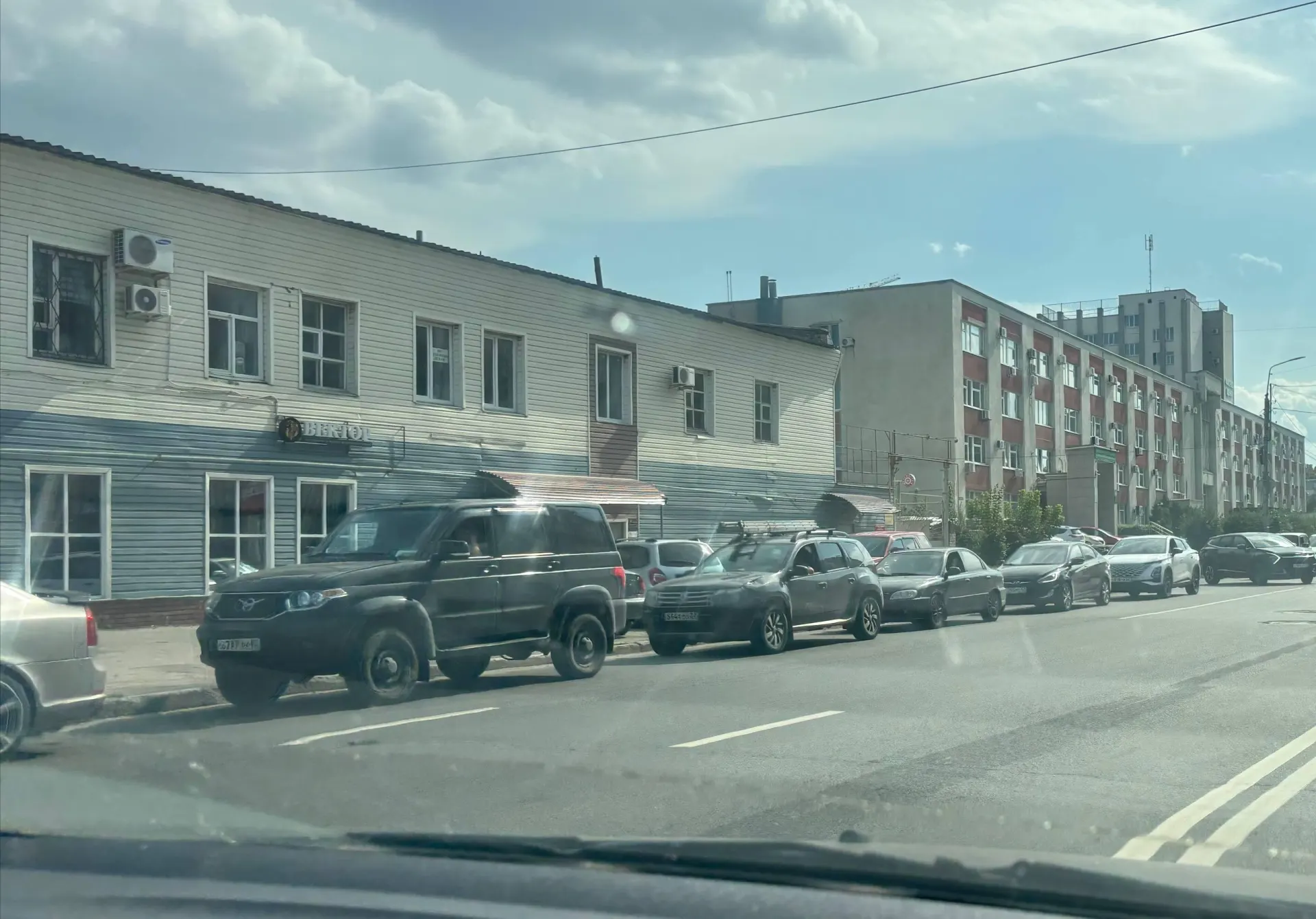 Во втором раунде топливного кризиса очереди на АЗС в Рязанской области усилились: власти обещают меры и стабилизацию.