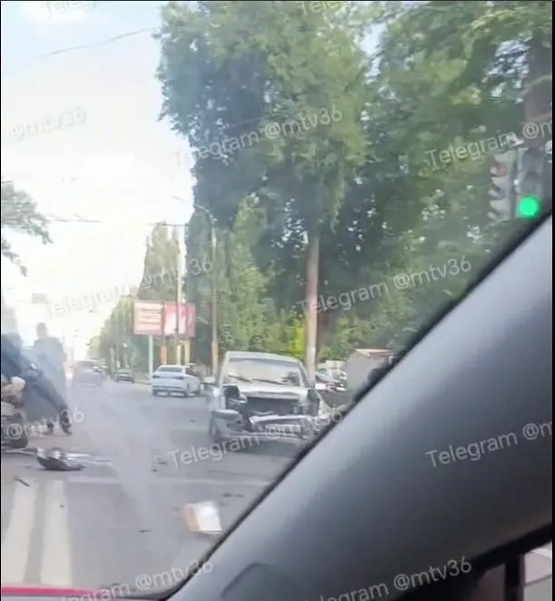 В Воронеже произошло массовое ДТП: микроавтобус врезался в столб, легковушка разбита; на месте образовалась пробка.