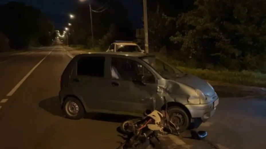 В ночь на 23 августа под Ярославлем произошло ДТП: водитель Daewoo Matiz столкнулся с питбайком, которым управлял 16-летний подросток. Пострадавшего доставили в больницу.