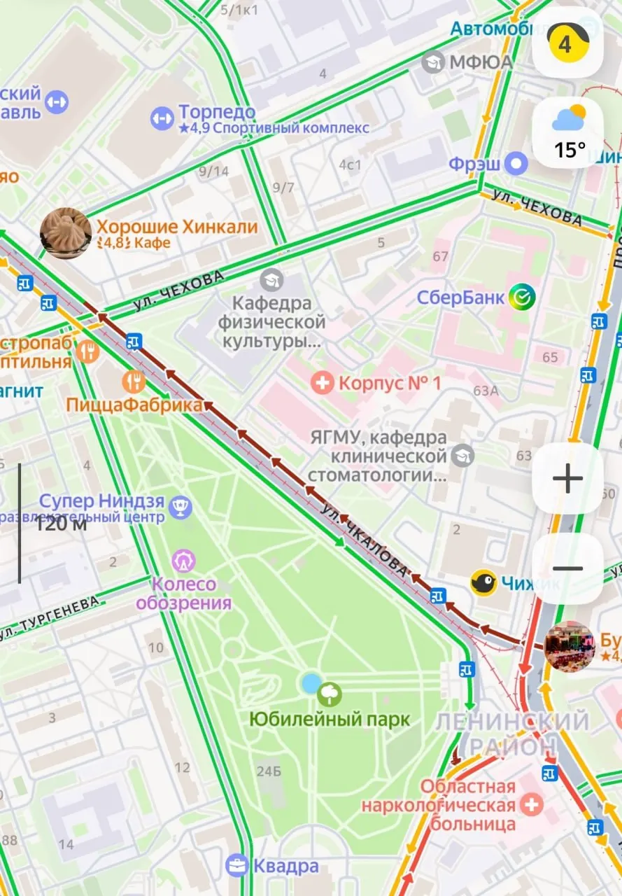 Участок дороги у Юбилейного парка помечен бордовым на карте; на улице Чкалова образовалась пробка.