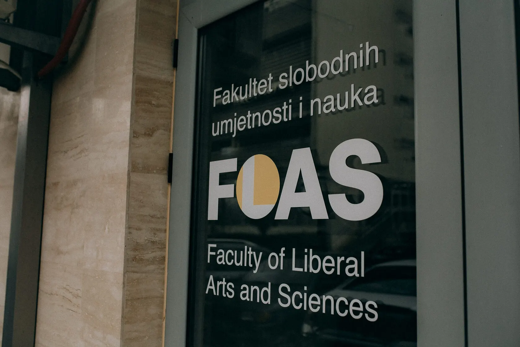 Факультет свободных искусств и наук, созданный российскими преподавателями и учёными, попал в перечень нежелательных организаций; руководство вуза обсуждает последствия и дальнейшие шаги.