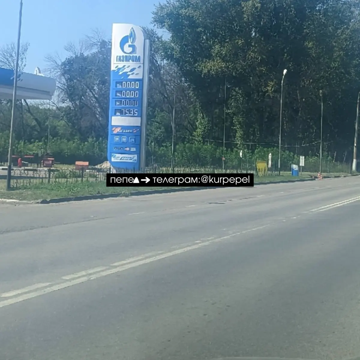 Жители Курской области жалуются на очереди у АЗС и дефицит бензина спустя два месяца после начала топливного кризиса.