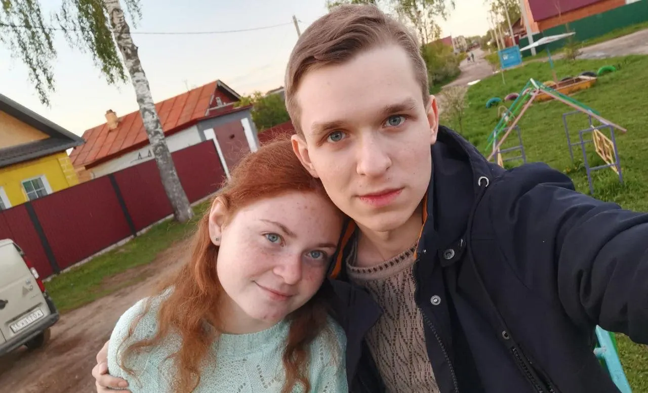 Осужденные Артем Тарасов и Алена Тарасова признаны виновными в диверсии на линии электропередач, ущерб оценивают в 330 тысяч рублей; расследование указывает на давление со стороны неизвестного лица, выдававшего себя за сотрудника ФСБ.
