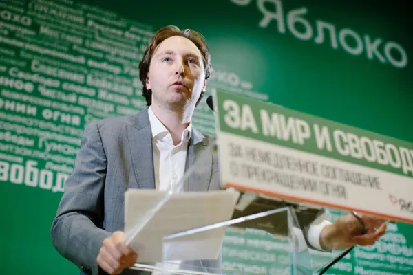 За две недели московское отделение партии Яблоко приняло около восьми тысяч заявок на вступление и достигло примерно четырех тысяч членов, что отражает рост на фоне снятия партии с выборов.