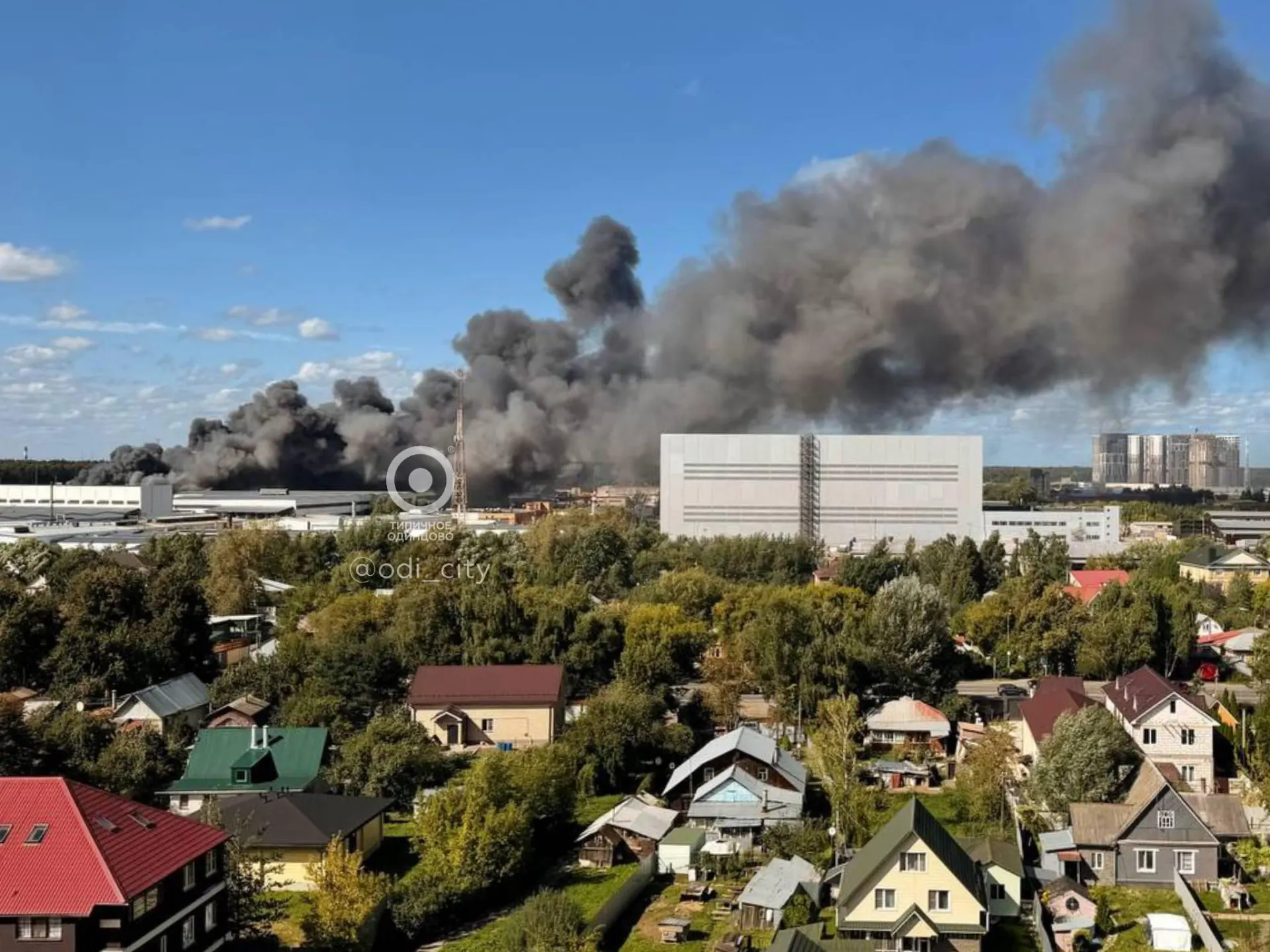 В Одинцовском городском округе загорелся склад возле Акулово; на месте работают пожарные и оперативные службы.