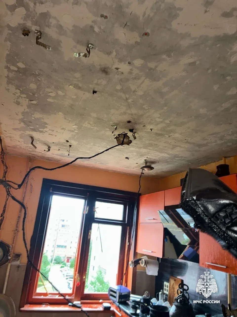 При взрыве в квартире пострадали женщина и мужчина, пострадавшие доставлены в больницу с обширными ожогами; в ходе тушения повреждены двери и техника.