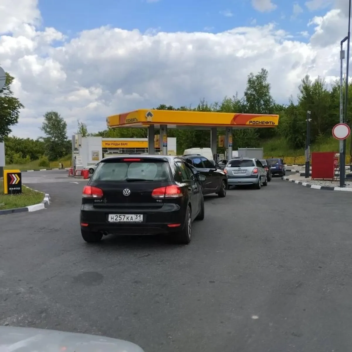 После заправки бензином водители сообщают о дрожании двигателя, детонации и росте расхода топлива. В сервисах фиксируют обращения, власти призывают писать жалобы в Роспотребнадзор.
