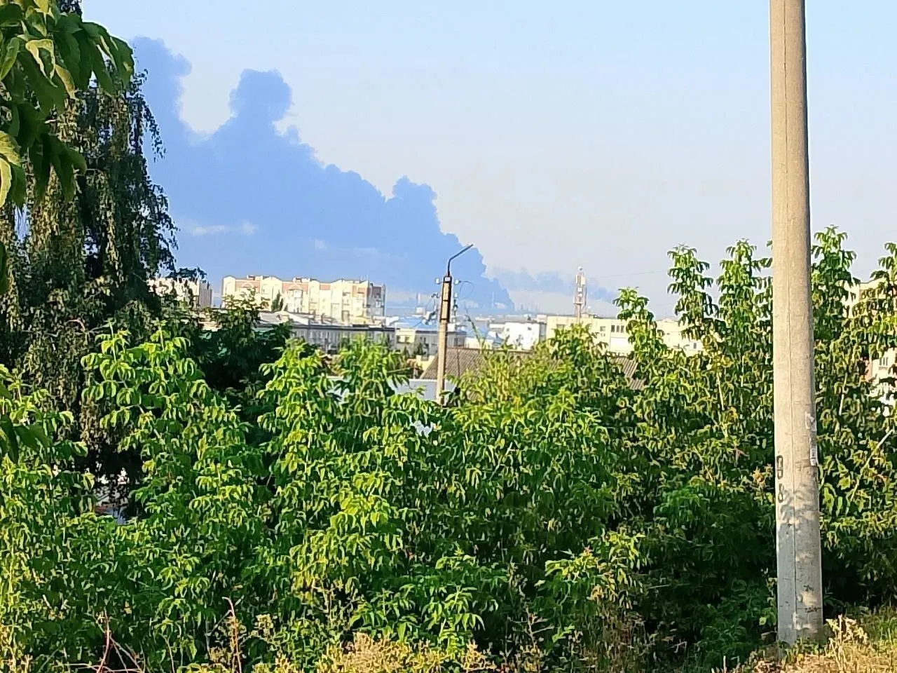 Пять человек пострадали; на НПЗ в Краснодарском крае и Самарской области произошли пожары после ударов беспилотников; в регионах фиксируются атаки беспилотников и повреждения домов.